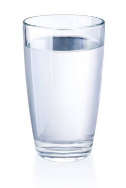 Beyaz arkaplanda izole edilmiş bir bardak içme suyu