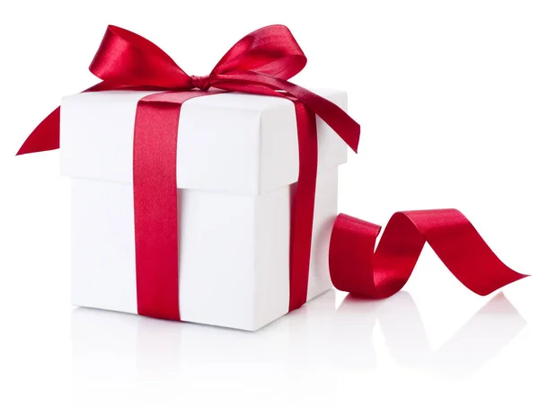 Белая подарочная коробка перевязана бордовым бантом ленты Изолированный на белом — стоковое фото