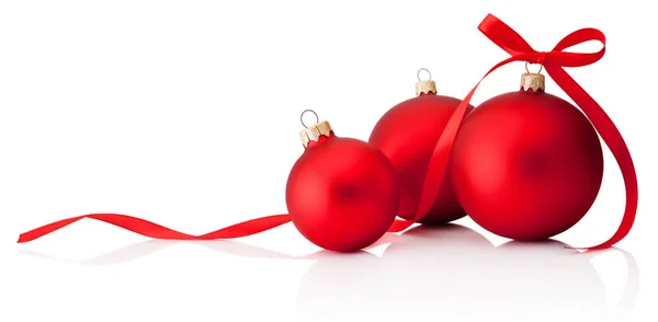 Trzy czerwone bombki dekoracji świątecznych z kokardą na białym tle — Zdjęcie stockowe