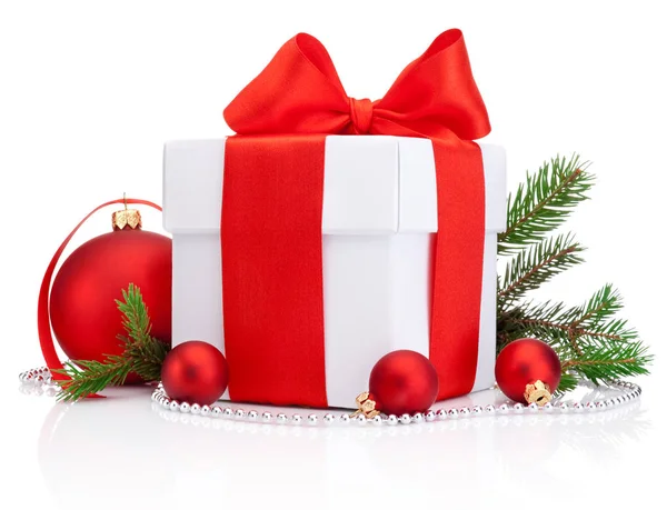 白いギフトボックスタイレッドリボン弓とクリスマスのボール白い背景に隔離された — ストック写真