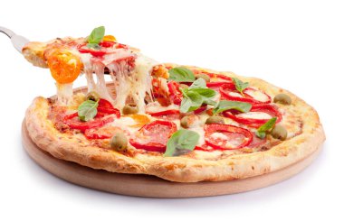 Beyaz arka planda erimiş peynirli yüksek dilim pizza.