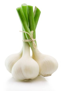 Beyaz arkaplanda izole edilmiş yeni sarımsaklar