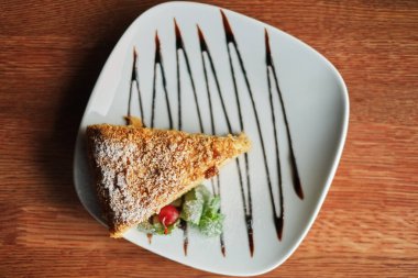 bir tabakta üstten görünüm, çikolata tepesi ile döktü tatlım pasta bir parça ayarla.