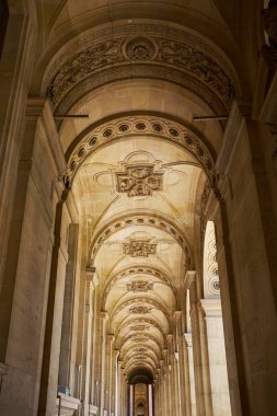 Paris, Fransa - 31 Ağustos 2018: Louvre Müzesi iç avlu çevresindeki porches görünümünü