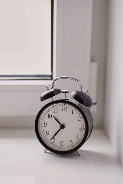 Viejo Reloj Despertador Mecánico Negro Blanco Reloj Está Alféizar Ventana — Foto de Stock