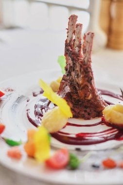 Kızarmış kuzu kaburga patates ve havuç ile