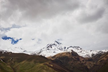 Gürcistan'daki Kazbek dağının sonbahar görünümü. güzel dağ manzarası