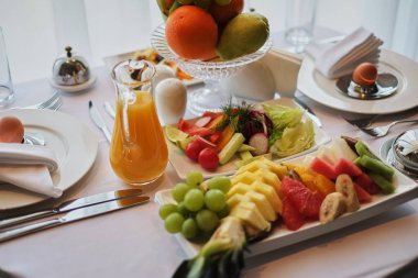 Beyaz bir arka plan iki Hotel'in leziz kahvaltı servis.