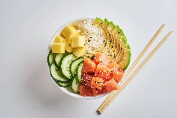 Poke Kom Met Zalm Islated Met Stokjes Witte Achtergrond Bovenaanzicht — Stockfoto