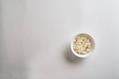 Pişmiş pirinç beyaz arka plan üzerinde izole plaka.