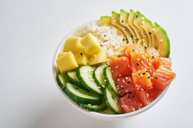 beyaz zemin üzerine somon islated ile poke kase. yan görünüm