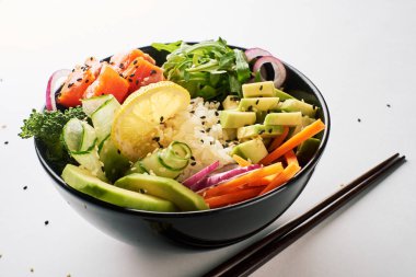 beyaz zemin üzerine somon islated ile poke kase. yan görünüm