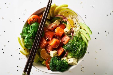 beyaz zemin üzerine somon islated ile poke kase. üstten görünüm