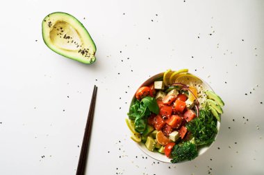 beyaz zemin üzerine somon islated ile poke kase. üstten görünüm