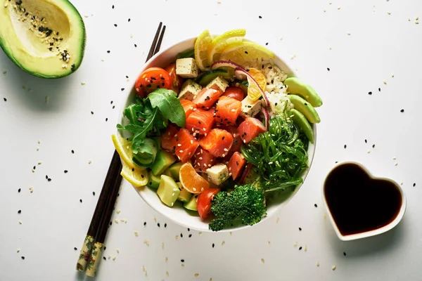 Poke Kom Met Zalm Islated Witte Achtergrond Bovenaanzicht — Stockfoto