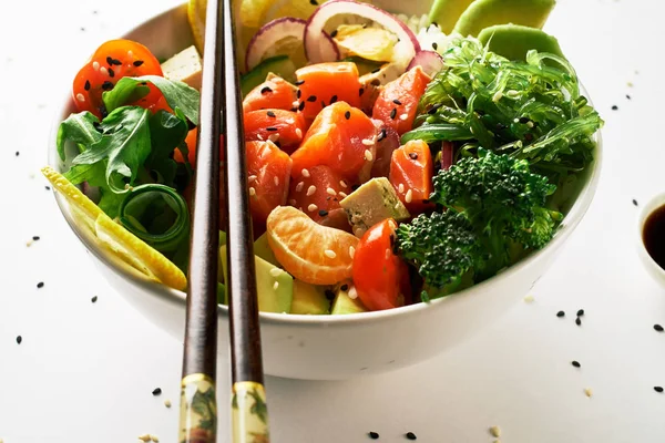 Poke Kom Met Zalm Islated Witte Achtergrond Bovenaanzicht — Stockfoto