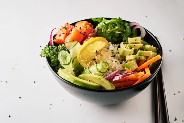 Poke Kom Met Zalm Islated Witte Achtergrond Zijaanzicht — Stockfoto