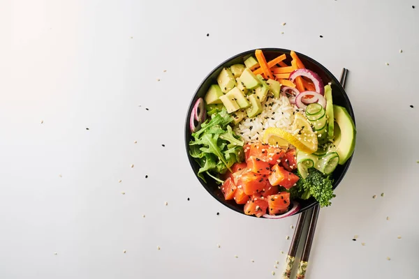 Poke Kom Met Zalm Islated Witte Achtergrond Bovenaanzicht — Stockfoto