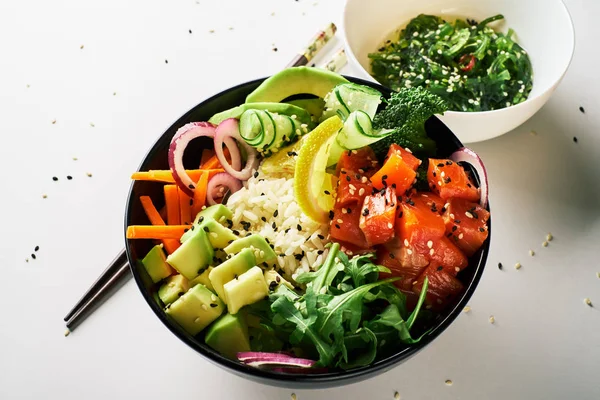 Poke Kom Met Zalm Islated Witte Achtergrond Bovenaanzicht — Stockfoto