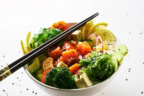 Poke Kom Met Zalm Islated Witte Achtergrond Bovenaanzicht — Stockfoto