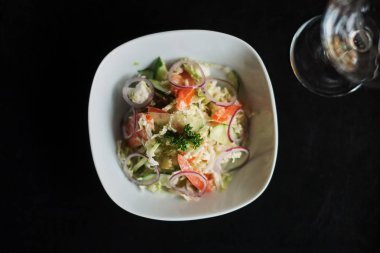 Restoranda öğle yemeği. Kadeh kırmızı şarap ile hizmet çorbası ile top. Kafede lezzetli iş öğle yemeği menüsü. İyi iştah için taze gıda alkollü içkinin tadını çıkarın.