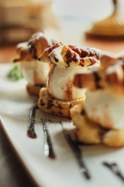 Dar beyaz tabak yan görünümü ahşap masa arka plan üzerinde choux krem