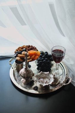 Kırmızı şarap, bardağı ceviz, üzüm ve incir koyu ahşap arka plan üzerinde