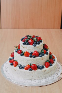 Beyaz kiraz ile dekore düğün pastası çilek