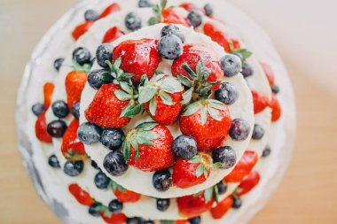 Beyaz kiraz ile dekore düğün pastası çilek