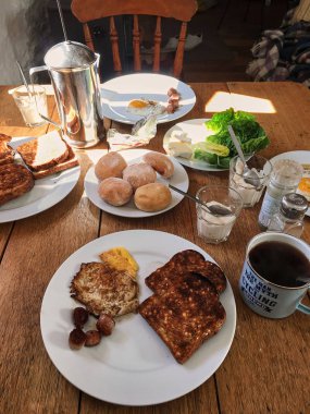 gıda ürünleri ahşap arka plan üzerinde düz yatıyordu ayarı ile sabah kahvaltı kavramı