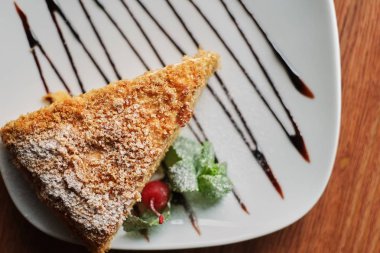 bir tabakta üstten görünüm, çikolata tepesi ile döktü tatlım pasta bir parça ayarla.