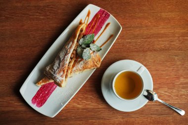 puf böreği tabakta. Yukarıdan görüntüleyin. Güç arka plan