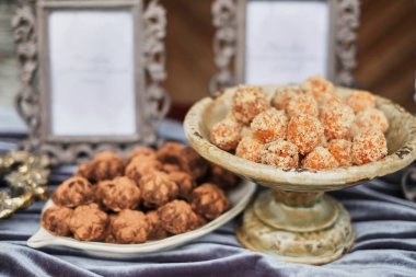 Ev yapımı sağlıklı vegan çikolata truffles kabın içinde Fıstıklı. Organik enerji vejetaryen tatlı