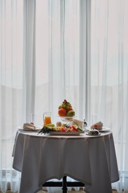 Beyaz bir arka plan iki Hotel'in leziz kahvaltı servis.