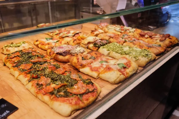 Sayaç üzerinde birçok mini pizza. Pizza arge miktarları farklı türleri