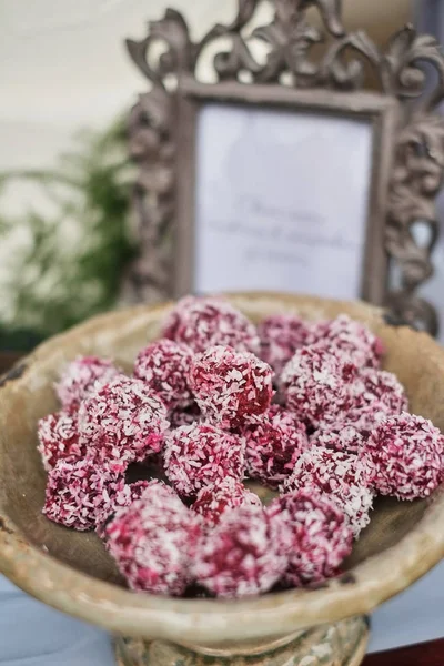 Ev yapımı sağlıklı vegan çikolata truffles kabın içinde Fıstıklı. Organik enerji vejetaryen tatlı