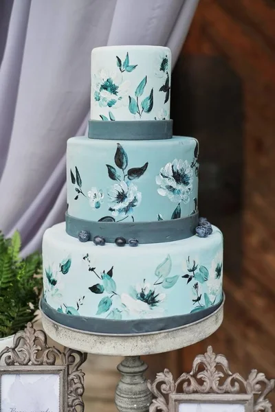 Gyönyörű Kék Három Rétegű Torta Díszítik Virágok Egy Állványra Esküvői Jogdíjmentes Stock Fotók
