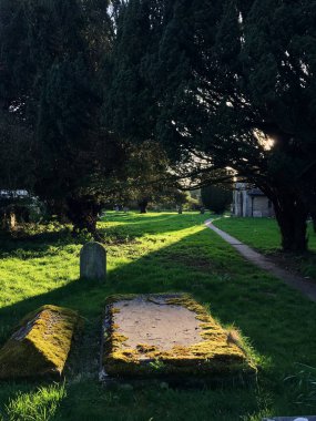 Güneş eski mezarlığındaki mezar taşı üzerinde