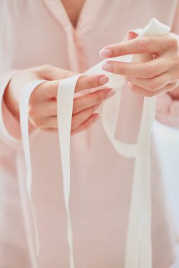 Gelinin el parlak şeritler tutun dantel elbise