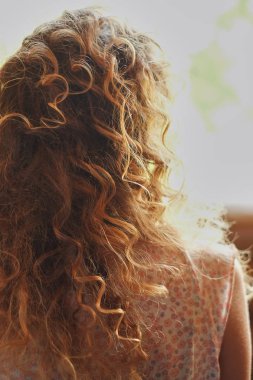 Saç stilisti ya da çiçekçi gelin düğün saç modeli yapar