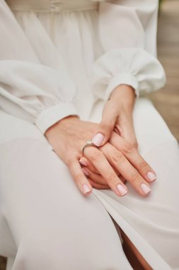 Gelinin sabah güzel bir elbise giydiği, kadının düğün töreninden önce hazırlandığı