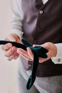 Yeşil bir papyon tutan erkek el. St Patricks Günü hazırlık