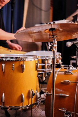 Sahne Alanı'nda küme sahnede konser için hazır müzik aletleri davul
