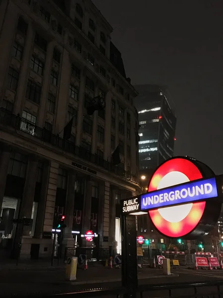 Londra, İngiltere - 6 Ekim 2018: Underground imzalayın Londra İngiltere Birleşik Krallık