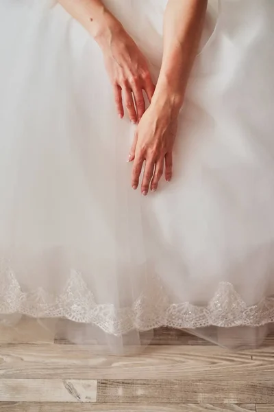 Manhã Noiva Quando Ela Usa Vestido Bonito Mulher Preparando Antes — Fotografia de Stock