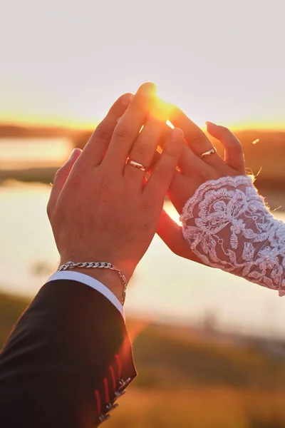 Casamento Casal Mãos Tocando Dedos Forma Luz Brilhante Sol Fundo — Fotografia de Stock