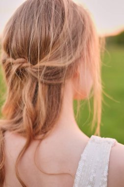 Güzel gelin dikkatsiz saç modeli. Genç güzel gelin portresi. Düğün.