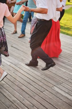 En iyi arkadaşlar açık havada dans güneşli bir günde, zevk, eğleniyor