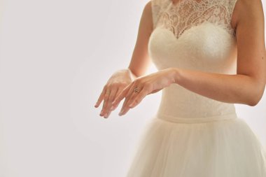 Sabah güzel bir elbise giyer gelinin bir kadın önce düğün töreni hazırlar heyecan verici bir an