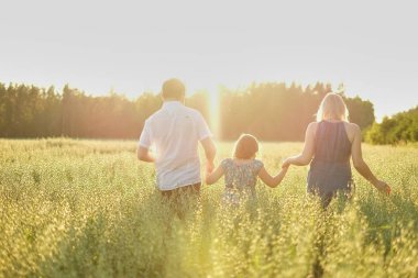 batan güneşin doğru araziyi yürüyüş aile elele
